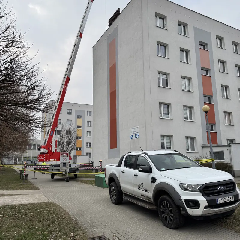 Materiał podawany na dach bloku na osiedlu